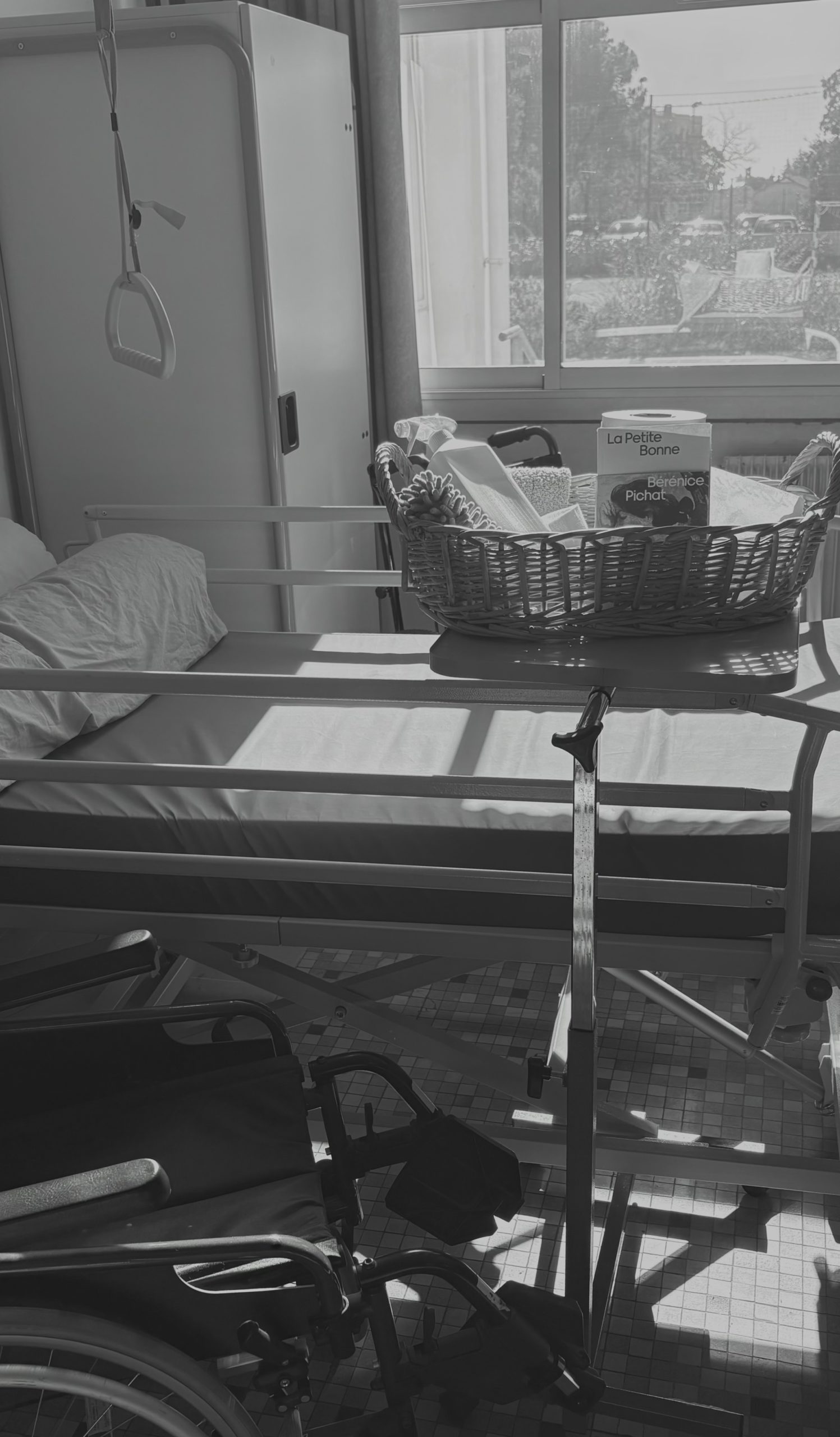 lit d'hopital avec fauteuil et panier qui contient le livre la petite bonne