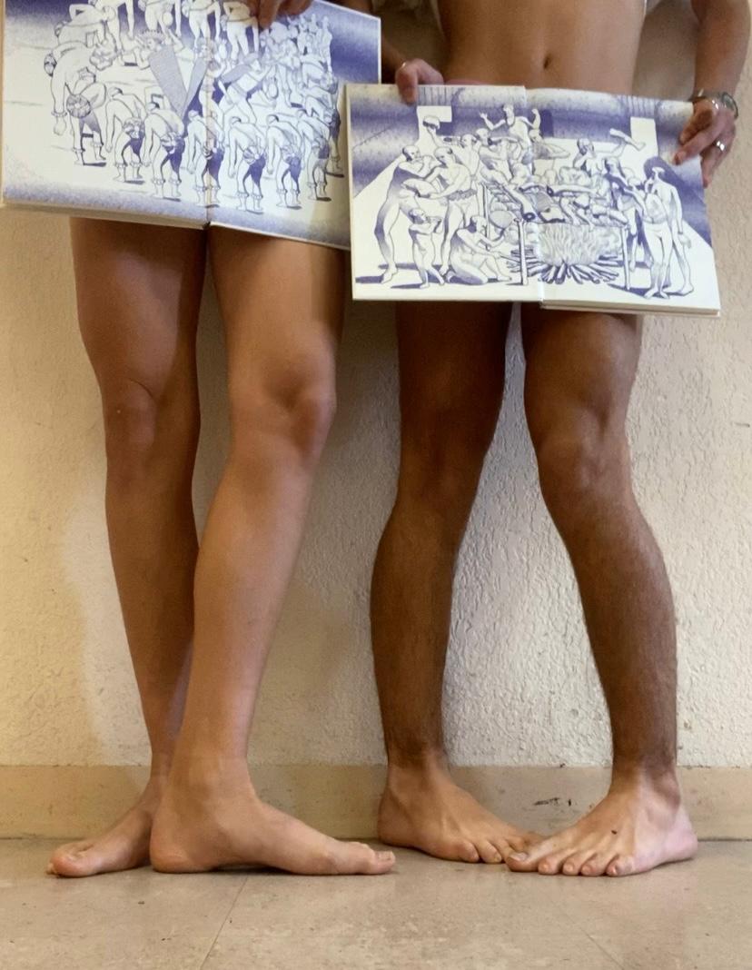 gabriel et Bastien_Zola jambes nues avec la BD Antipodes pour cacher ce qu'il y a à cacher